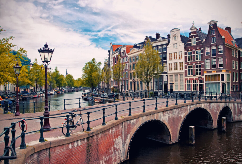 Ein wunderschöner Blick auf die Grachten in Amsterdam